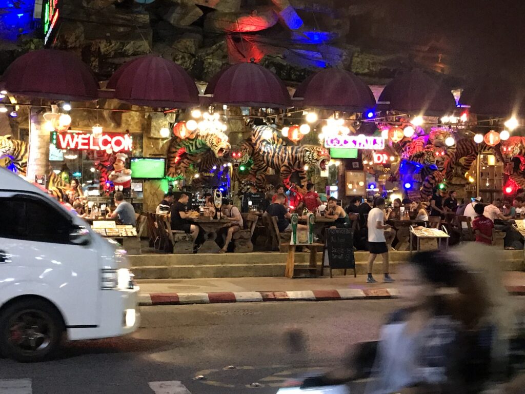Aktualny obrazek nie ma ustawionego tekstu alternatywnego. Nazwa pliku brzmi: Phuket-Soi-Bangla-by-night.jpg